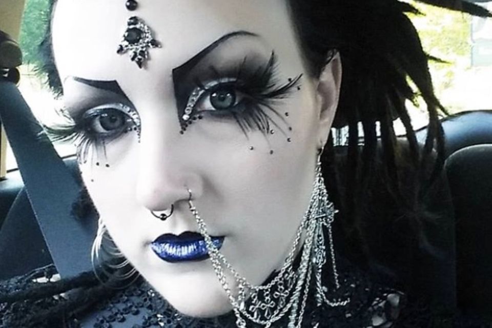Ann-Kathrin Götze: Unter dem Namen "glammybat" (dt. glamouröse Fledermaus) teilt Stephie auf ihrem Instagram-Kanal Fotos von ihren Make-up- und Fashion-Looks im Goth-Style. Unter dem Namen "glammybat" (dt. glamouröse Fledermaus) teilt Stephie auf ihrem Instagram-Kanal Fotos von ihren Make-up- und Fashion-Looks im Goth-Style.
