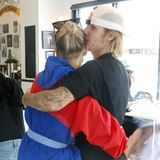 30. Juli 2018  Liebevoll küsst Justin Bieber seine Hailey auf den Kopf. 