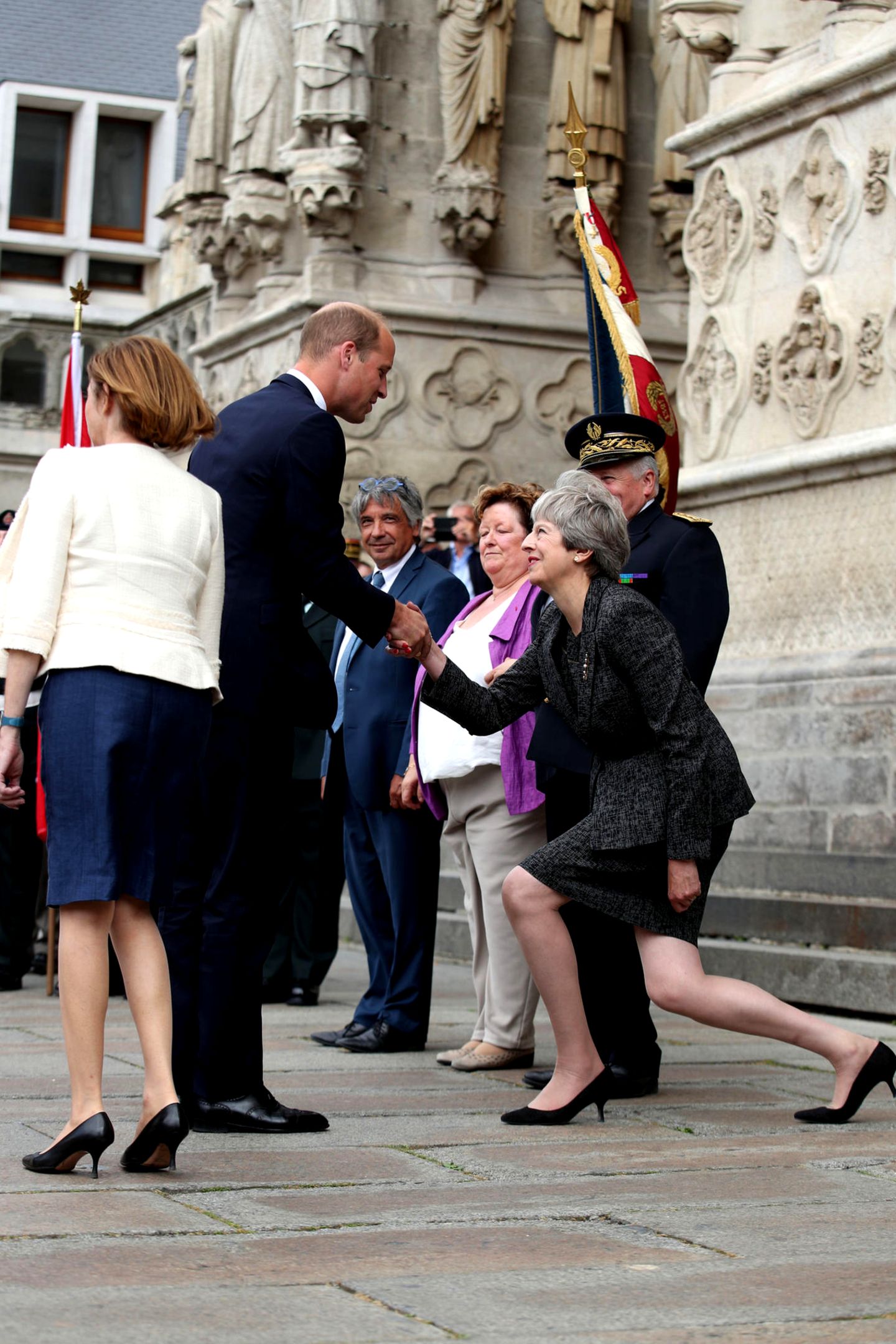 8. August 2018   Prinz William grüßt die knicksende Premierministerin Theresa May bei der Ankunft zur Gedenkfeier der Schlacht bei Amiens (1918) in Frankreich. 