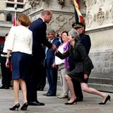 8. August 2018   Prinz William grüßt die knicksende Premierministerin Theresa May bei der Ankunft zur Gedenkfeier der Schlacht bei Amiens (1918) in Frankreich. 