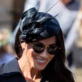 Auch bei der Hochzeit von Harry langjährigen Freund Charlie Van Straubenzee trägt die junge Herzogin einen Fascinator des Designers Philip Treacy. 