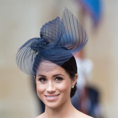 Auch diesen Look von Herzogin Meghan rundet ein auffälliger Fascinator ab. 