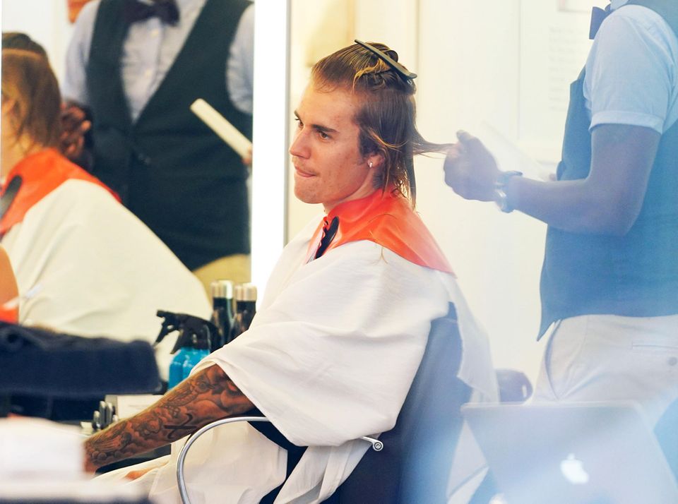 Justin Bieber lässt sich in einem New Yorker Friseursalon die Haare schneiden. Gehört seine Zottelmähne jetzt etwa der Vergangenheit an? Justin Bieber lässt sich in einem New Yorker Friseursalon die Haare schneiden. Gehört seine Zottelmähne jetzt etwa der Vergangenheit an?