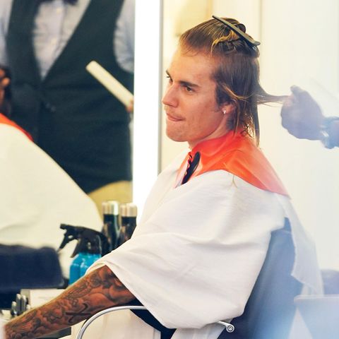 Justin Bieber lässt sich in einem New Yorker Friseursalon die Haare schneiden. Gehört seine Zottelmähne jetzt etwa der Vergangenheit an? 