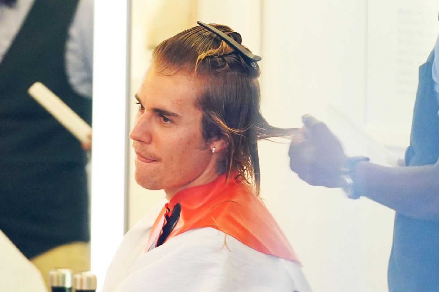 Justin Bieber lässt sich in einem New Yorker Friseursalon die Haare schneiden. Gehört seine Zottelmähne jetzt etwa der Vergangenheit an? 