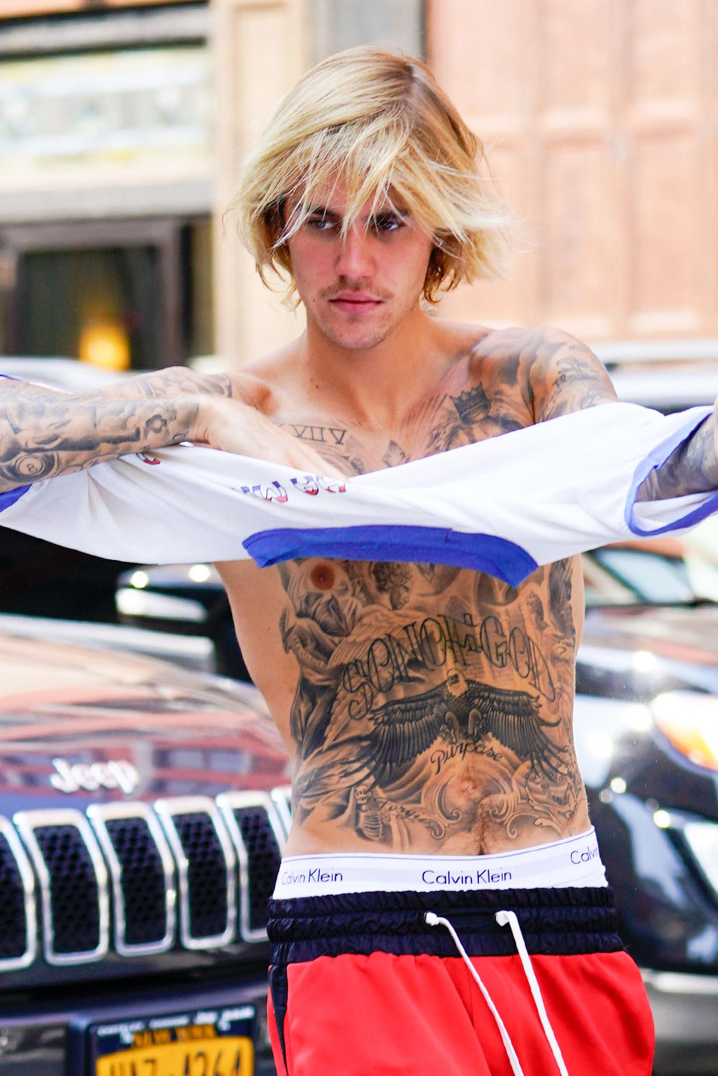 Demnach dürfen sich Justin Fans noch eine Weile über diesen blondierten 70ies-Look freuen. 