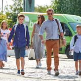 8. August 2018  Mary, Frederik und die Kinder kehren aus dem Urlaub zurück und werden herzlich im Hafen in Kopenhagen empfangen. Angekommen ist die Kronprinzenfamilie mit der königlichen Jacht Dannebrog.