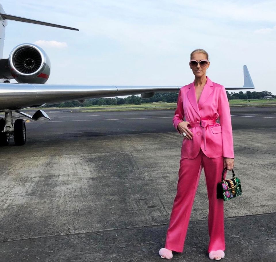 Pretty in Pink: So stilvoll und lässig verreist wohl nur ein Star wie Céline Dion. In Puschel-Schuhen von Manolo Blahnik abheben - ziemlich cool! 