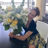 Man weiß gar nicht, wo man zuerst hinschauen soll: Zum zweiten Hochzeitstag bekommt Ana von ihrem Basti als Überraschung einen riesigen Blumenstrauß geschenkt. Ihr gemusterter Rock passt farblich perfekt. 