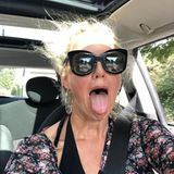 "Hilfe", postet Barbara Schöneberger. Bei der brütenden Hitze könnte hecheln wie ein Hund vielleicht helfen - nein, nicht wirklich.