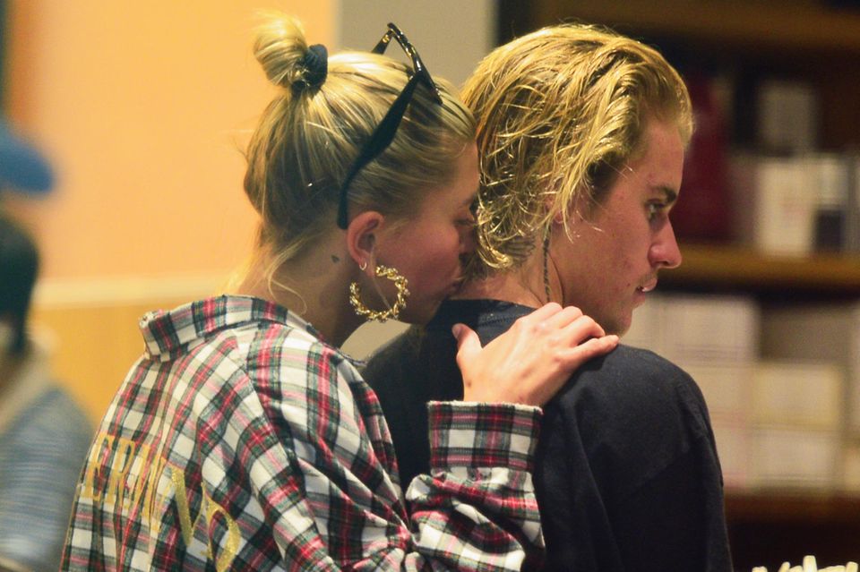 Seit ihrer Verlobung verbringen Hailey und Justin scheinbar jede freie Minute miteinander. Dabei fließen nicht nur Tränen - es gibt auch mal einen Kuss so wie diesen hier in den Nacken. 