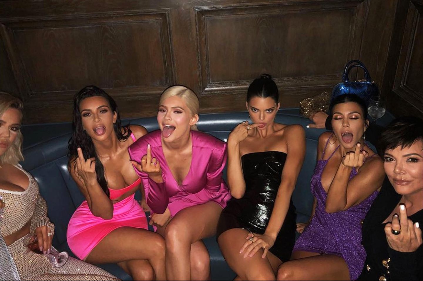 10. August 2018  Eine schrecklich nette Familie: Kourtney Kardashian teilte dieses überaus charmante Familienfoto mit ihren Instagram-Followern. Happy Birthday, Kylie!