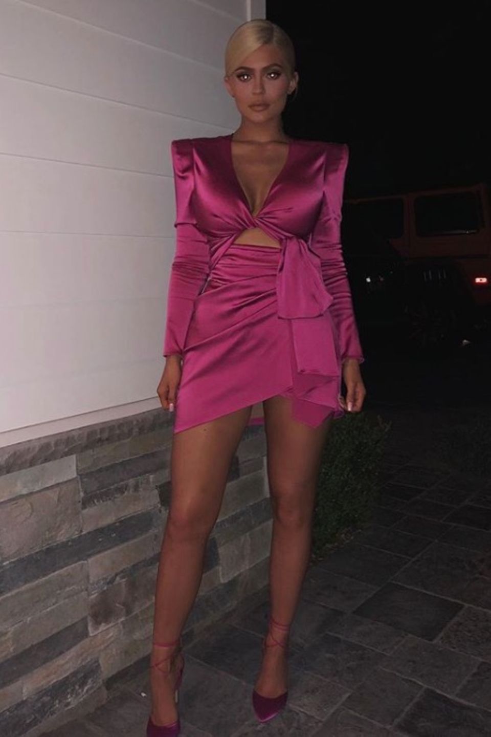 In ihren 21. Geburtstag startet Kylie Jenner zunächst in diesem Kleid von Designer Peter Dundas, das schätzungsweise 2.000 Euro kostet. Dieses kombiniert sie mit Samt-Pumps von Olgana Paris (ca. 700 Euro) und einem pinken Saphir-Ring von Martin Katz für stolze 130.000 Euro.
