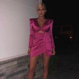 In ihren 21. Geburtstag startet Kylie Jenner zunächst in diesem Kleid von Designer Peter Dundas, das schätzungsweise 2.000 Euro kostet. Dieses kombiniert sie mit Samt-Pumps von Olgana Paris (ca. 700 Euro) und einem pinken Saphir-Ring von Martin Katz für stolze 130.000 Euro.
