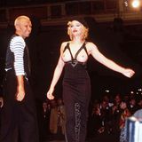 Mit Nacktheit hatte Madonna noch nie ein Problem, auch nicht auf de Laufsteg von Designer Jean Paul Gaultier, der für einen ihrer bekanntesten Looks, den spitzen Bustier verantwortlich zeichnet.