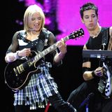 2001 überrascht Madonna ihre Fans mit einem Image-Wechsel: Im Punk-Stil mit Schottenrock und Bondagestiefeln tritt sie während ihrer "Drowned World"-Tour in Philadelphia auf. Die Fans finden es toll, doch lange bleibt die Sängerin dem Punk-Stil nicht treu.
