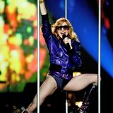 Mit ihrem Song "Hung Up" läutet Madonna 2005 offiziell ihre Disco-Phase ein. Während der MTV Europe Music Awards in Lissabon trägt sie bei der Performance ihres neues Songs eine lilafarbene Lederjacke im Bomber-Stil und dazu farblich abgestimmte Schnürstiefel. Body und Netzstrumpfhose geben dem Look den typischen Madonna-Touch. 