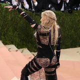 Auf der Met Gala 2011 erscheint Madonna in einem Givenchy-Look aus Spitze, Bandagen, Leder sowie String und Nipple Tape. Der Look wäre nicht Madonnas, wenn er nicht genau solche skandalösen Details besitzt.   