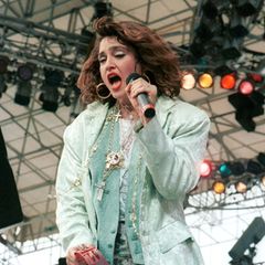 Blumenhose und Brokat-Jackett, Hauptsache durcheinander und einzigartig: So stand Madonna ebenfalls 1985 auf der Bühne.