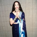Namaste! Im dunkelblauen Sari und mit langen schwarzen Haare schlägt Madonna 1998 ganz neue Style-Töne an.