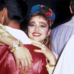 Seit 1983 ihr Debütalbum "Madonna" erschien, prägt die Popqueen ganze Generationen sowohl mit ihrer Musik als auch mit ihren immer neuen Selbstinszenierungen. Zum 65. Geburtstag zeigen wir die schrägsten Looks der kreativen Stil-Ikone.