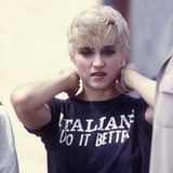 Auch dieser Short-Cut-Look gehört zum "True Blue"-Album, so gestylt drehte sie im Mai 1986 das Musikvideo zu "Papa Don't Preach".
