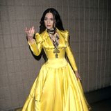 Was auf dem ersten Blick aussieht wie eine Gothic Disney-Prinzessin, ist Madonnas Outfit auf den VH1 Awards 1998. Das gelbe Satin-Kleid von Olivier Theyskens ist relativ untypisch für die Sängerin und wird von der Presse kritisiert. 