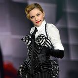Madonna wird 65: Während der neunten Tournee - der MDNA Tour - überrascht Madonna ihre Fans 2012 mit einem Spitzen-BH-Revival in Form einer sexy Corsage.