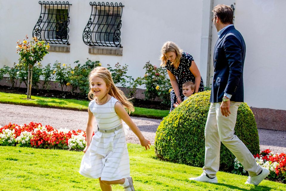 Prinzessin Victoria : Prinzessin Estelle, Prinz Oscar und Prinz Daniel mit Nanny Philippa am Victoriatag auf Schloss Solliden. Prinzessin Estelle, Prinz Oscar, Nanny Philippa, Prinz Daniel
