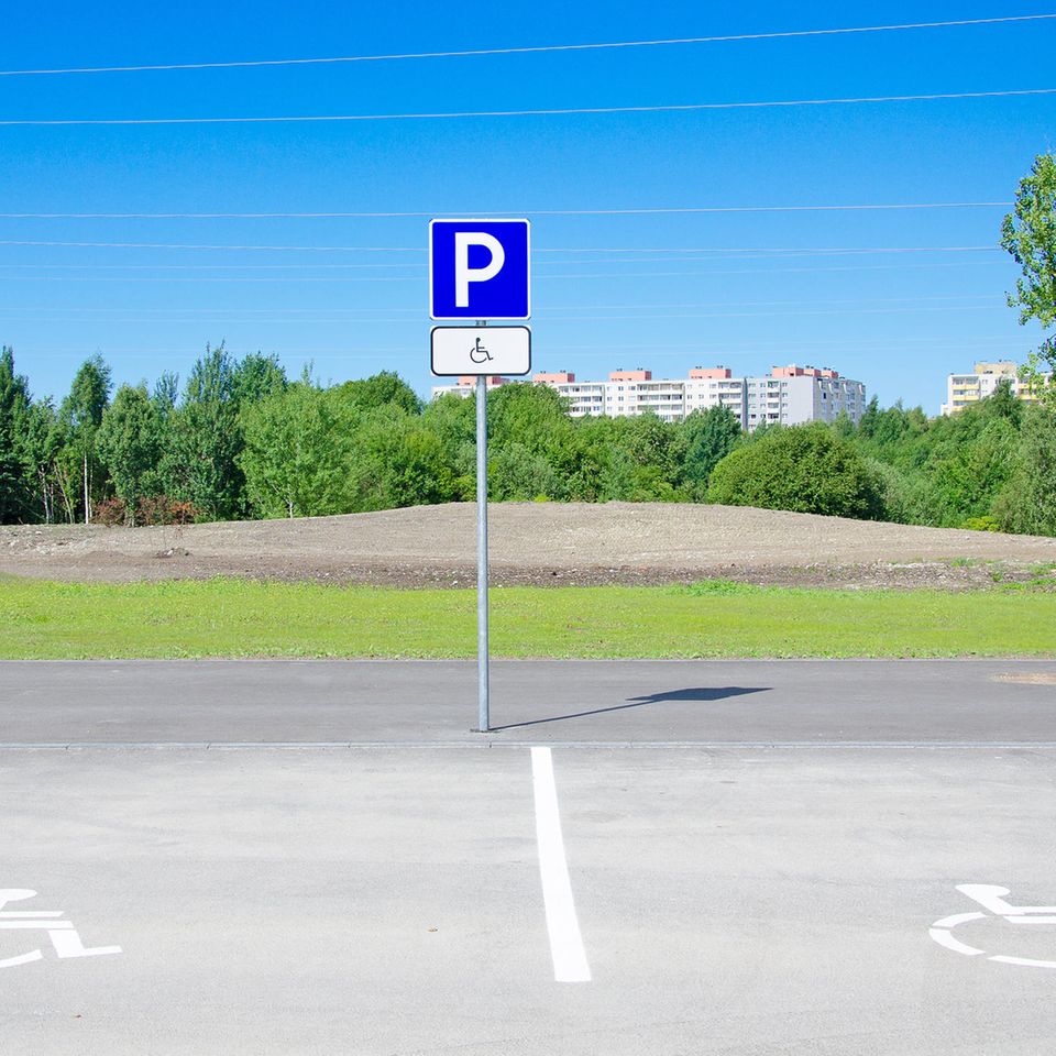 Parkplatz für Menschen mit Behinderung. 