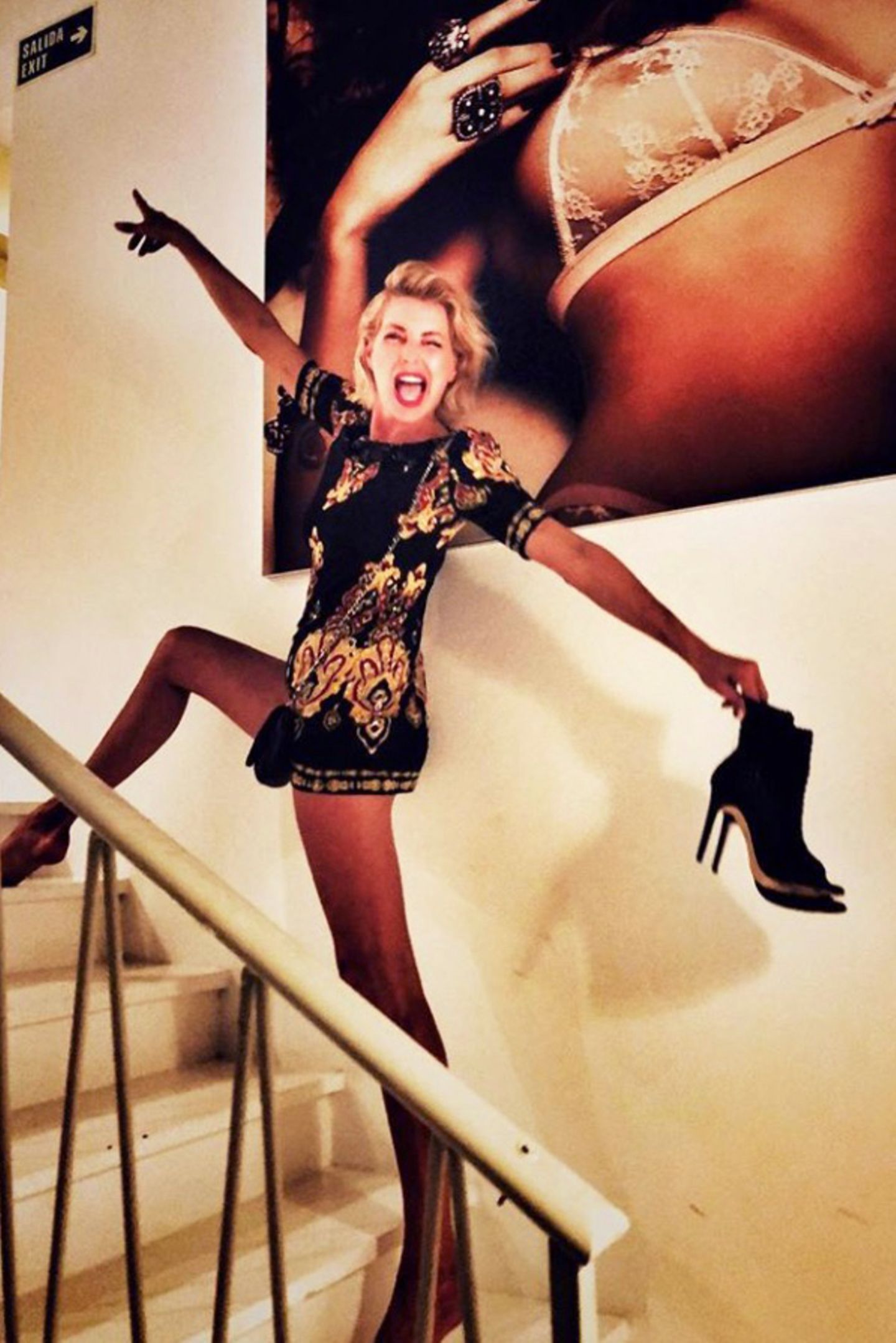 Star-DJane Giulia Siegel ist ohne Frage schon immer sehr schlank. Auf diesem aktuellen Instagram-Schnappschuss fällt ihre sehr schmale Taille und vor allem Beine allerdings mehr ins Auge als sonst. Liegt das etwa nur an ihrer Pose auf der Treppe? 
