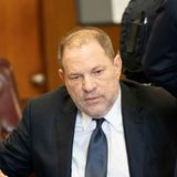 Im Oktober 2017 wird Harvey Weinstein, einer der erfolgreichsten Filmproduzenten, beschuldigt, eine große Anzahl Frauen vergewaltigt oder sexuell belästigt zu haben. Die Vorwürfe weiten sich zum Weinstein-Skandal aus, der zu seiner Entlassung aus der Weinstein Company und dem Ausschluss aus der AMPAS, der Oscar-Akademie, geführt hat. 
