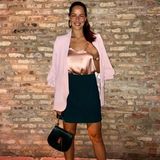 Sexy Kombination: Ana Ivanovic trägt zum dunklen Minirock ein rosefarbenes Seidentop und spitze Pumps. Die angesagte Chloé Drew Bag rundet ihren Look ab. Doch für welchen Anlass hat sich Ana so in Schale geworfen?