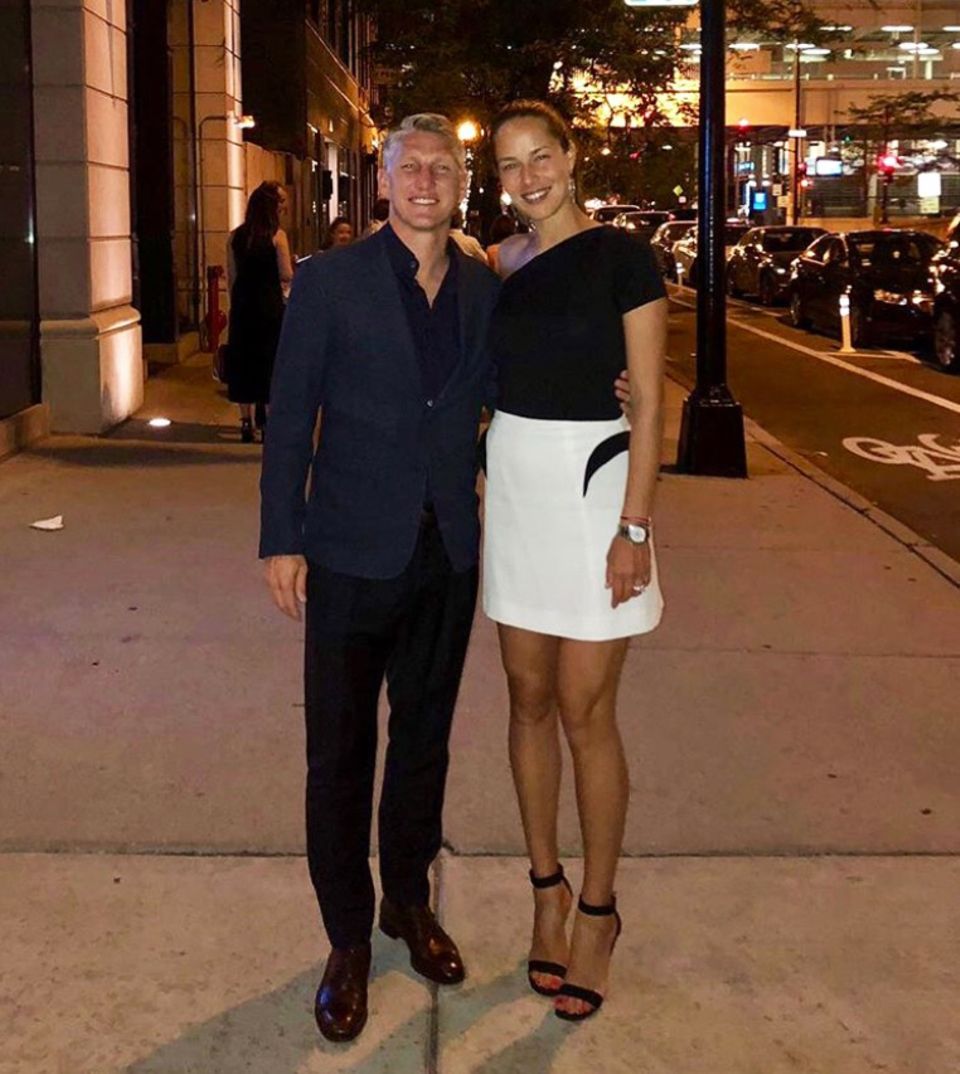 Eine Woche zuvor war ebenfalls Date Night angesagt. Ana Ivanovic und Bastian Schweinsteiger gönnen sich ab und zu ganz bewusst Zeit zu Zweit und testen sich durch die Restaurants Chicagos. An diesem Abend wählt Ana einen weißen Rock mit schwarzen Highlight und ein asymmetrisches Top. Auch Basti hat sich für seine Liebste schick gemacht. 