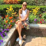 Sommer, Sonne, Sonnenschein Ana Ivanovic! Der ehemalige Tennisprofi genießt in einem bunten Volantrock und schlichtem Top das sommerliche Wetter.