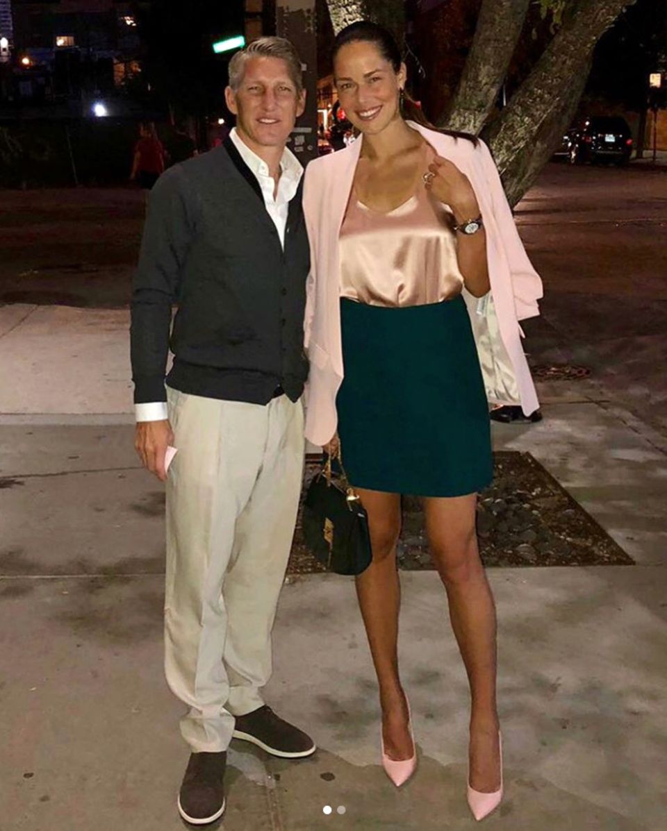 Zur Date Night mit ihrem Ehemann, Bastian Schweinsteiger, hat Ana Ivanovic dieses sexy Outfit ausgewählt. Ihm gefällt es ganz offensichtlich. 