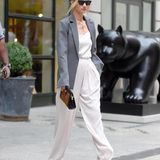Was aussieht, wie ein Bild aus einer Fashion-Kampagne ist nur Rosie Huntington-Whiteley beim Verlassen ihres Hotels in New York. In einer weißen Marlene-Hose mit passendem Top, einem grauen Oversized-Blazer und mit cooler Sonnenbrille von Celine hat das Model ihren großen Auftritt. 