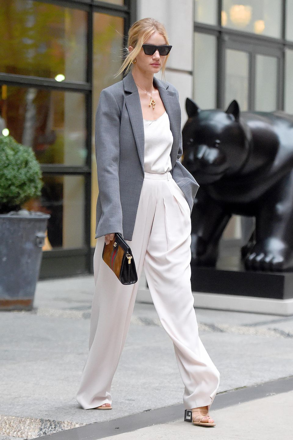Was aussieht, wie ein Bild aus einer Fashion-Kampagne ist nur Rosie Huntington-Whiteley beim Verlassen ihres Hotels in New York. In einer weißen Marlene-Hose mit passendem Top, einem grauen Oversized-Blazer und mit cooler Sonnenbrille von Celine hat das Model ihren großen Auftritt. 