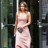 Wer schon mal Jessica Alba am Strand gesehen hat, der weiß: Diese Frau sieht einfach nur klasse aus. Die Zweifach-Mama arbeitet allerdings auch hart für ihren Traum-Körper. Fünfmal die Woche geht sie ins Gym und hat so 15 kg überschüssige Schwangerschaftspfunde verloren. Die 1,69 Meter große Schauspielerin soll etwa 57 kg wiegen. 