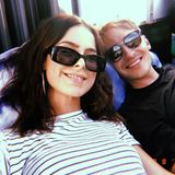 Süßes Pärchen-Selfie: Sängerin Lena Meyer-Landrut teilt diesen seltenen Schnappschuss mit ihrem Freund Max auf Instagram. Das stylische Paar verbringt einen sonnigen Sonntag mit Freunden und setzt dabei auf coole Sonnenbrillen. 