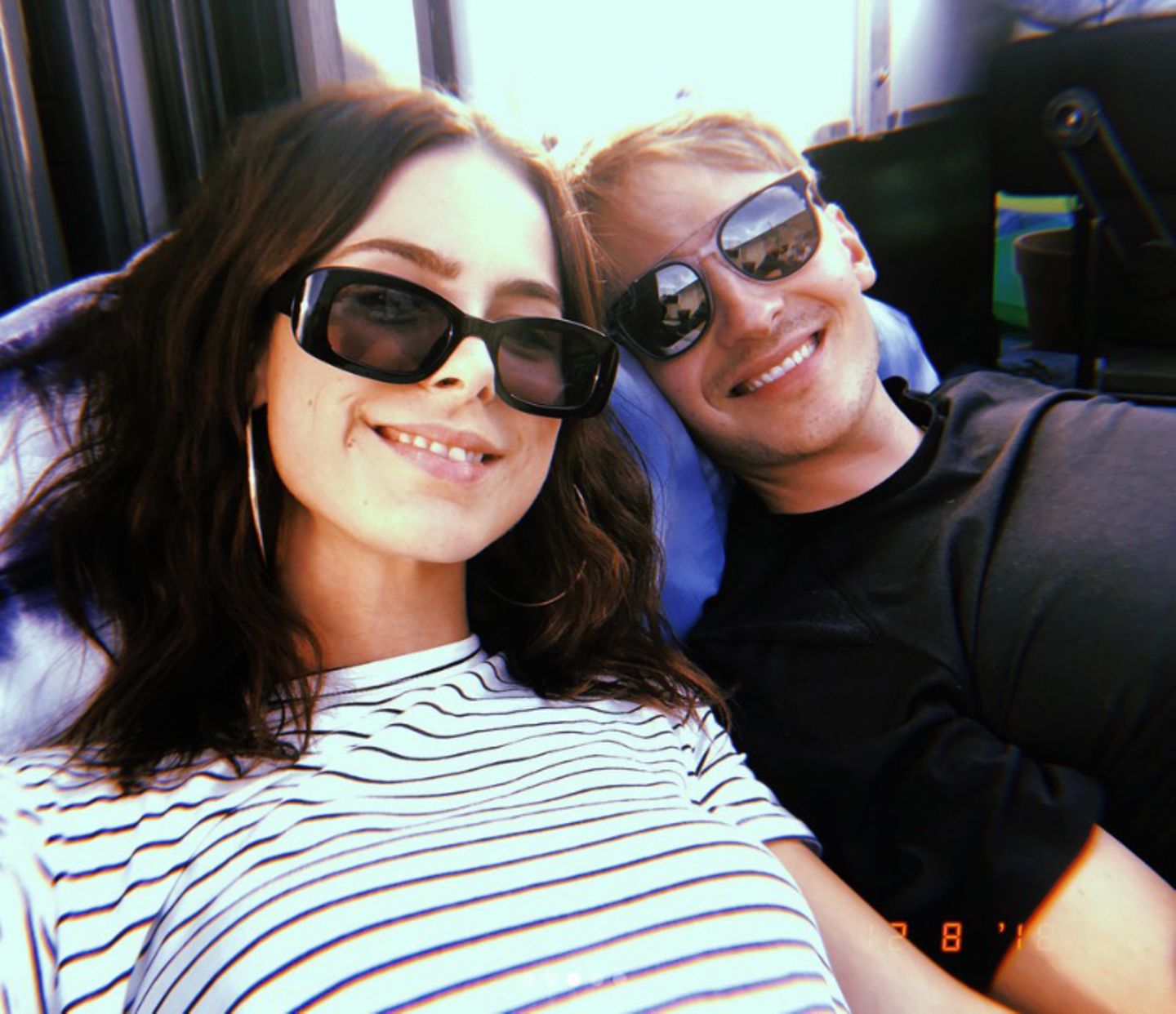 Süßes Pärchen-Selfie: Sängerin Lena Meyer-Landrut teilt diesen seltenen Schnappschuss mit ihrem Freund Max auf Instagram. Das stylische Paar verbringt einen sonnigen Sonntag mit Freunden und setzt dabei auf coole Sonnenbrillen. 