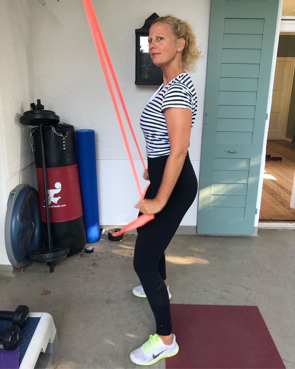 Beruflich gesehen ist Barbara Schöneberger eine echte Powerfrau: Als Moderatorin, Schauspielerin, Sängerin und Redaktionsmitglied der Zeitschrift "Barbara" hat die 1,73 Meter große Blondine fast immer einen vollen Terminkalender. Doch seit einiger Zeit entdeckt die gebürtige Müncherin auch ihre sportliche Seite und trainiert im hauseigenem Gym mit Tube und Yogamatte. Auf Instagram zeigt sie nun erste Ergebnisse ihres Workouts und wir stellen fest: Frau Schöneberger ist schlanker denn je! Beruflich gesehen ist Barbara Schöneberger eine echte Powerfrau: Als Moderatorin, Schauspielerin, Sängerin und Redaktionsmitglied der Zeitschrift "Barbara" hat die 1,73 Meter große Blondine fast immer einen vollen Terminkalender. Doch seit einiger Zeit entdeckt die gebürtige Müncherin auch ihre sportliche Seite und trainiert im hauseigenem Gym mit Tube und Yogamatte. Auf Instagram zeigt sie nun erste Ergebnisse ihres Workouts und wir stellen fest: Frau Schöneberger ist schlanker denn je!