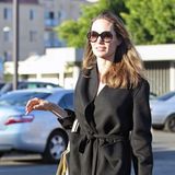 Bei sonnigen 30 Grad flaniert Hollywoodstar Angelina Jolie in einem schwarzen Wollmantel durch Los Feliz, einem Stadtteil von Los Angeles. Was hat der Hollywoodstar bloß zu verstecken? Auffällig ist auf jeden Fall ihr leider wieder sehr schmale Figur, die trotz Mantel direkt in Auge fällt. 