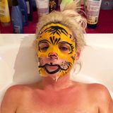 Von wegen wilder Tiger! Ganz verschlafen gönnt sich Daniela Katzenberger eine tierische Gesichtsmaske, aber die macht aus ihr nicht gerade eine Raubkatze. Dann chill' mal schön weiter, Dani!