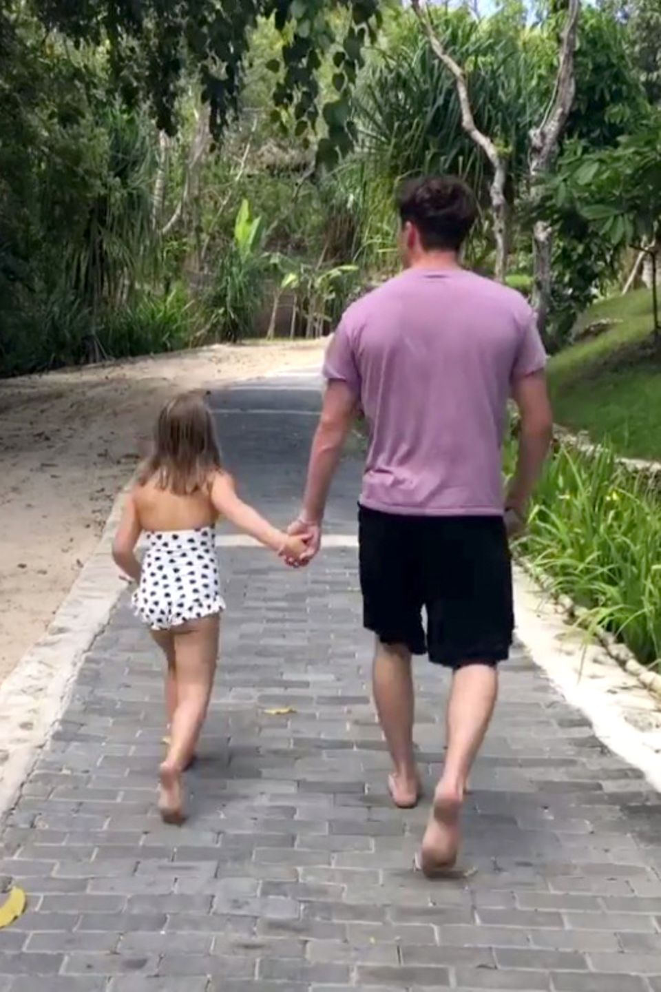 16. August 2018  Hand in Hand hüpfen Harper und Brooklyn den Weg entlang. "Harper liebt ihren großen Bruder so sehr" schreibt Mama Victoria zu diesem süßen Post auf Instagram. 