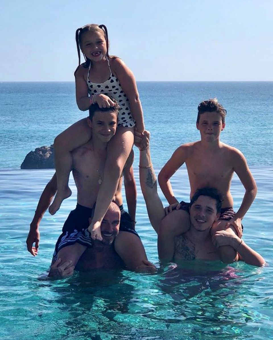 16. August 2018 Mit diesem schönen Familienschnappschuss senden die Beckhams via Instagram Küsse an ihre Fans. 16. August 2018 Mit diesem schönen Familienschnappschuss senden die Beckhams via Instagram Küsse an ihre Fans.