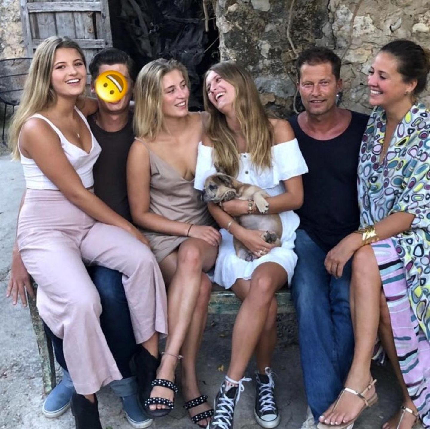 16. August 2018  Familie Schweiger (Emma, Valentin Florian, Luna, Lilli, Til und Dana) ist zu einem gemeinsamen Brunch zusammengekommen. Dabei entsteht dieses wunderschöne Familienfoto.    