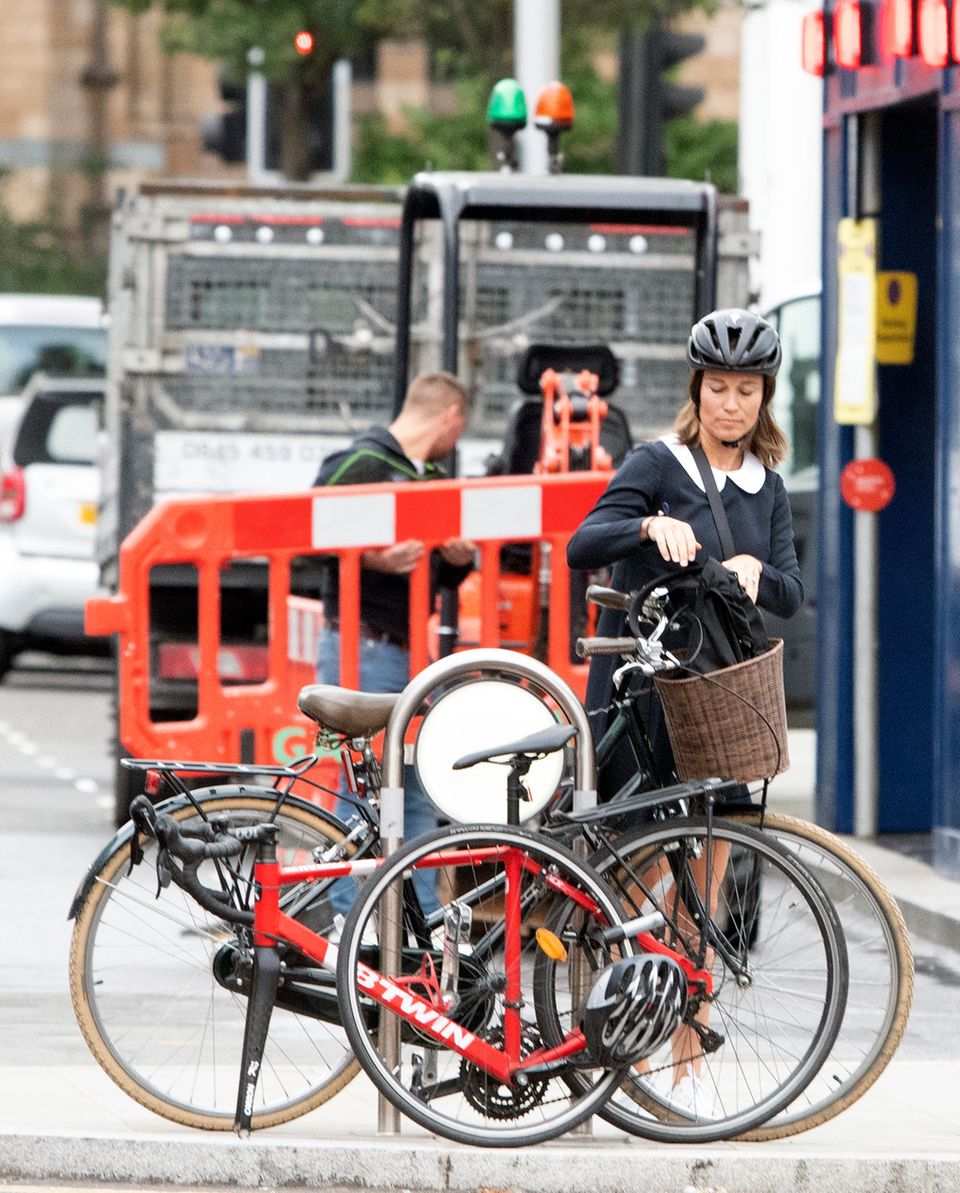 Beim Verstauen ihres Rucksacks trägt Pippa Middleton ihren Helm vorbildlich auf dem Kopf. Eigentlich klar, dass Sicherheit bei der jüngeren Schwester von Herzogin Catherine gerade während der Schwangerschaft und in einer Stadt wie London an erster Stelle steht. Doch nur kurze Zeit später sieht das ganz anders aus... Beim Verstauen ihres Rucksacks trägt Pippa Middleton ihren Helm vorbildlich auf dem Kopf. Eigentlich klar, dass Sicherheit bei der jüngeren Schwester von Herzogin Catherine gerade während der Schwangerschaft und in einer Stadt wie London an erster Stelle steht. Doch nur kurze Zeit später sieht das ganz anders aus...
