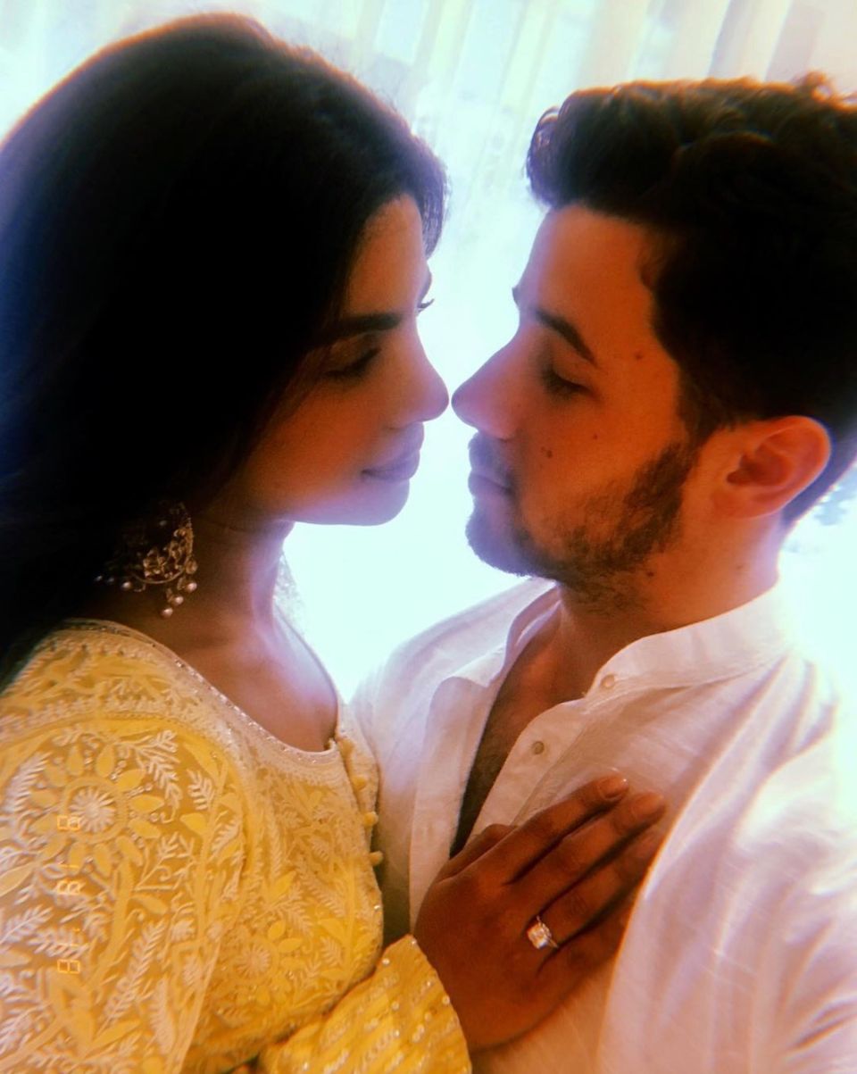 Endlich bestätigt! Seit Wochen wurde über die Verlobung von Nick Jonas und Priyanka Chopra gemunkelt, jetzt ist es raus: "Die zukünftige Frau Jonas. Mein Herz. Meine Geliebte", schreibt der 11-Jahre jüngere Sänger zu einem Bild von sich und der Schauspielerin, auf dem sie sich tief in die Augen schauen. Endlich bestätigt! Seit Wochen wurde über die Verlobung von Nick Jonas und Priyanka Chopra gemunkelt, jetzt ist es raus: "Die zukünftige Frau Jonas. Mein Herz. Meine Geliebte", schreibt der 11-Jahre jüngere Sänger zu einem Bild von sich und der Schauspielerin, auf dem sie sich tief in die Augen schauen.