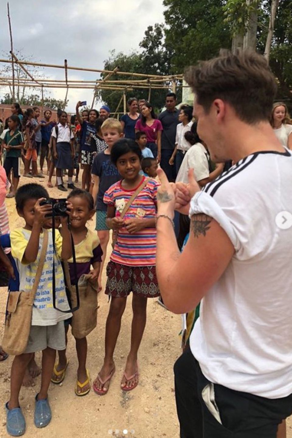 17. August 2018 Bitte lächeln: Ein Junge macht Fotos von Brooklyn Beckham. 17. August 2018 Bitte lächeln: Ein Junge macht Fotos von Brooklyn Beckham.